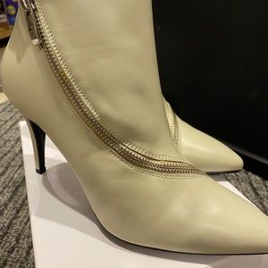 Deadline Black Leather Aerosoles Ankle Boots. Size 9. Color- Raw white